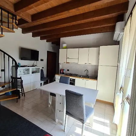 In Vicino Al Centro Con Piscina شقة