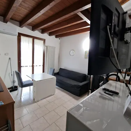 In Vicino Al Centro Con Piscina شقة